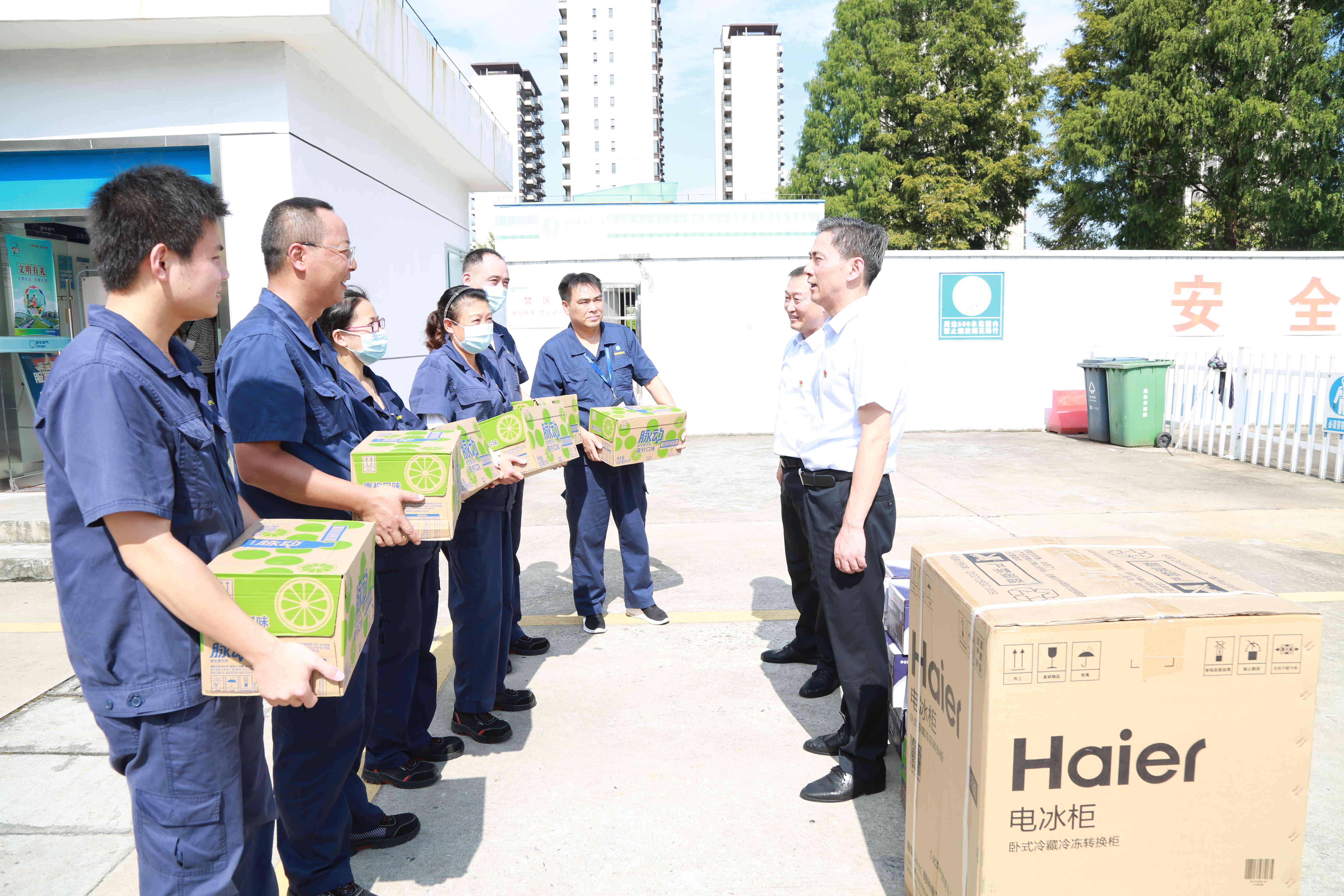 安全為本  情系職工——高溫季，安慶港華為職工撐起“遮陽傘”